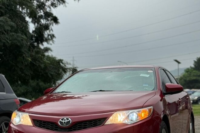 2012 Toyota Camry SE Foreign Used Sedan for sale in Lagos Nigeria